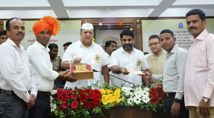 कळेकर यांचा जि. प. च्या सर्वोत्कृष्ट पत्रकार पुरस्काराने सन्मान
