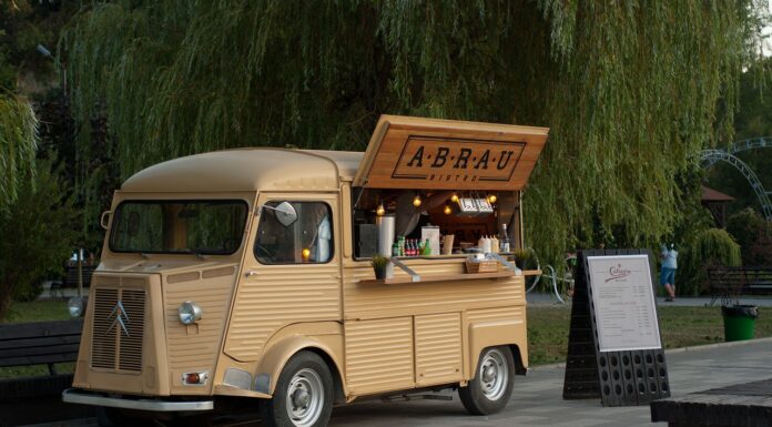 Food Truck ( फूड ट्रक / फिरत हॉटेल )