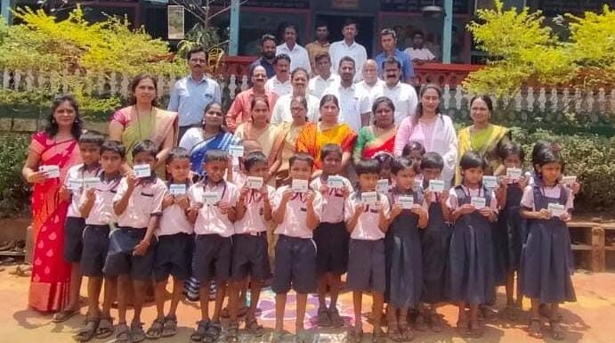 पेरणोली शाळेत विद्यार्थ्यांना ओळखपत्र वाटप समारंभ