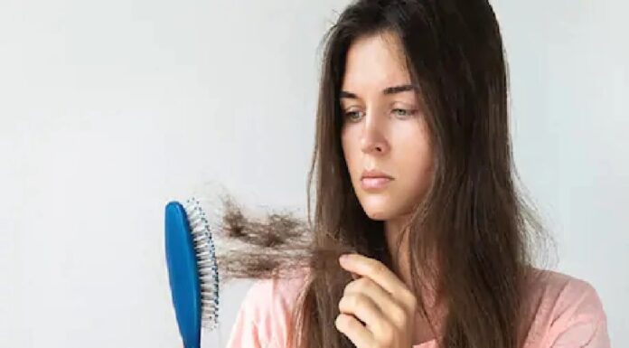 How to Prevent Hair Fall During the Rainy Season:5 प्रभावी टिप्स आणि घरगुती उपाय How to Prevent Hair Fall During the Rainy Season