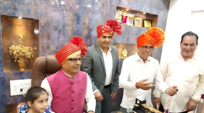 भाजपा राष्ट्रीय उपाध्यक्ष व मध्यप्रदेशचे माजी मुख्यमंत्री शिवराजसिंह चौहान यांची महाकाल कॉस्मेटिक स्क्रीन सेंटरला सदिच्छा भेट