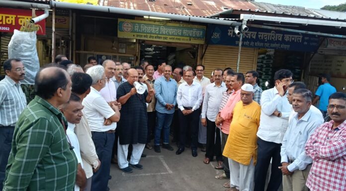 मार्केट सेसच्या सुधारित जी आर चे व्यापाऱ्यांच्याकडून साखर पेढे वाटून स्वागत….. सेस कायमस्वरूपी बंद करा या निर्णयावर ठाम………!! काय आहे सेस वाचा फक्त लिंक मराठी वर