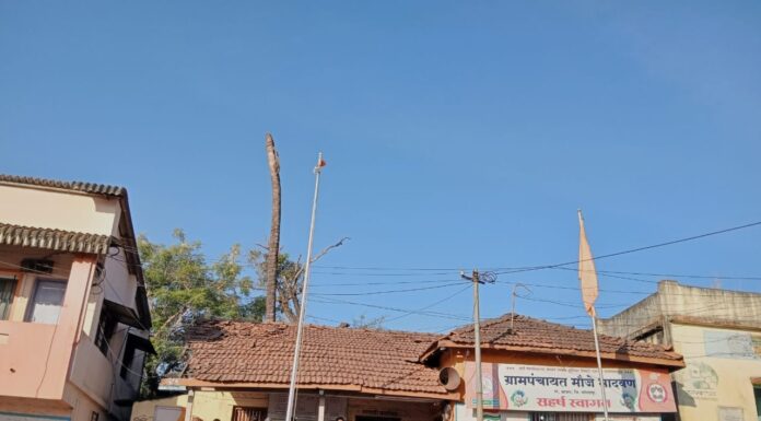 शालेय मुलींच्या हस्ते ध्वजारोहण