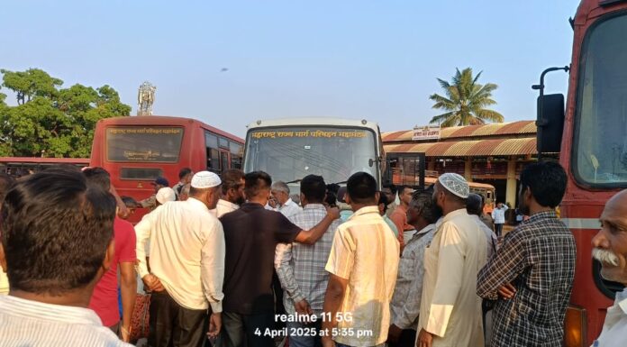 प्रवाशांच्या सेवेसाठी असलेल्या एसटी च्या वाहतूक नियंत्रकाणे प्रवाशांना दिलेल्या सल्याने प्रवासी आक्रमक