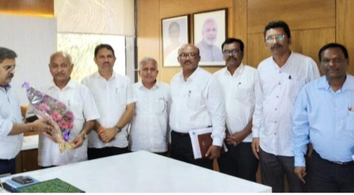 आजरा साखर कारखान्याला उर्जीतावस्था देण्यासाठी चेअरमन मुकुंद देसाई यांनी घेतली सहकार मंत्र्यांची भेट