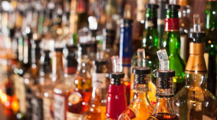 गडहिंग्लज मध्ये गोव्याच्या दारूवर महाराष्ट्राचे बनावट लेबल लावून विक्री ; दोघे अटक