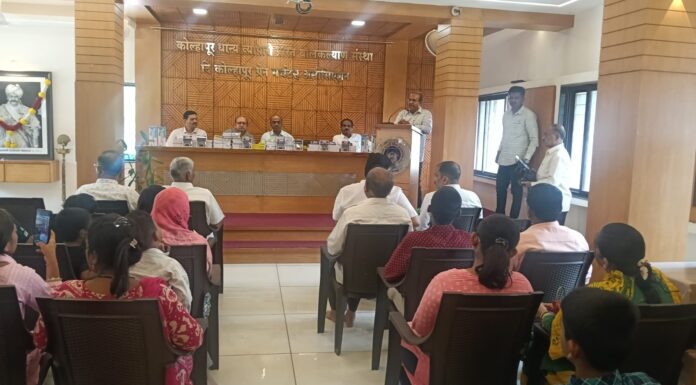 कोल्हापूर धान्य व्यापाऱ्यांच्या प्रेरणेतून १२५० विद्यार्थ्यांना शालेय साहित्य वाटप | १०४ वर्षांची अविरत परंपरा कायम