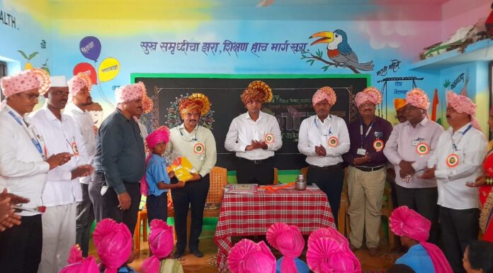 “शाळा सुरू… जिल्हाधिकारी थेट वर्गात !”