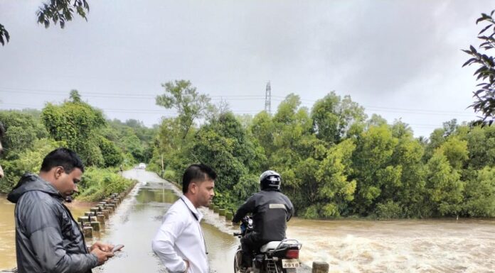 हाजगोळी बंधाऱ्यावर पडले भगदाड… वाहतूक रोखली