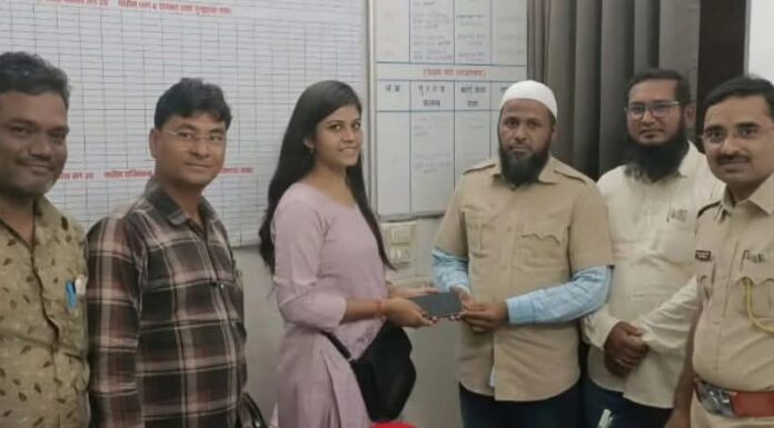 रिक्षाचालकाचा आदर्श ! १.५ लाख किमतीचा मोबाईल मालकाला परत