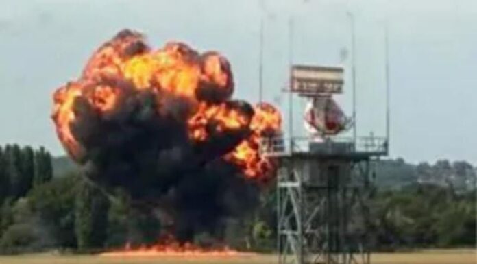 ब्रिटनमध्ये छोटं प्रवासी विमान कोसळलं – जीवितहानी बाबत अद्याप अनिश्चितता !