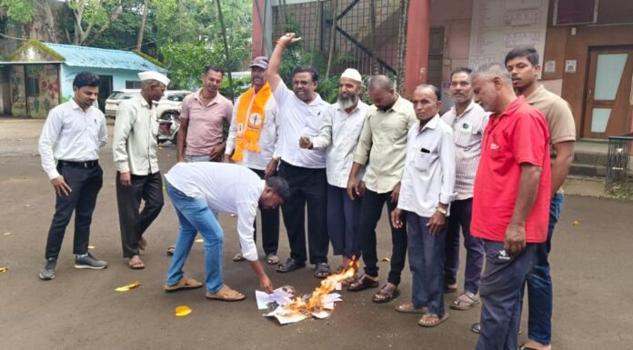 इस्लामपूरात शिवसेना उबाठा कडून संकलित कराच्या बिलाची होळी