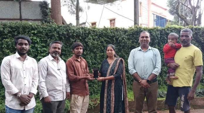 बहुजन मुक्ती पार्टीच्या कामाची दखल घेत पार्टीच्या कामासाठी मोबाईल फोन निधी म्हणून देणगी