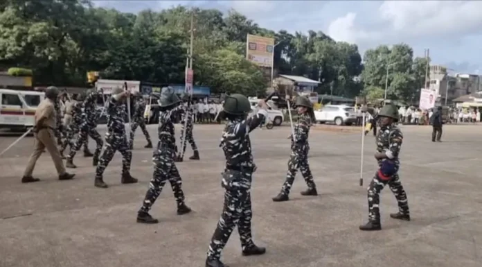 आजऱ्यात गणेशचतुर्थीच्या पार्श्वभूमीवर पोलिसांचे पथसंचलन व दंगा काबू पथकाची प्रात्यक्षिके