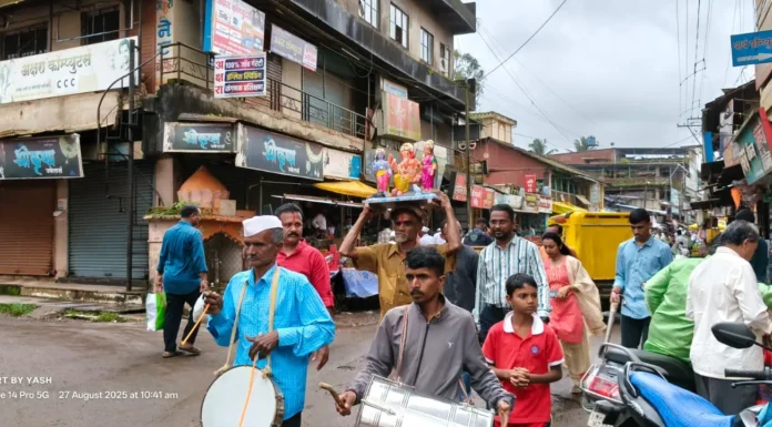 आजऱ्यात पारंपरिक वाद्याच्या गजरात विघ्नहर्त्याचे घरोघरी आगमन मंगलमय वातावरणात बाप्पाचे स्वागत