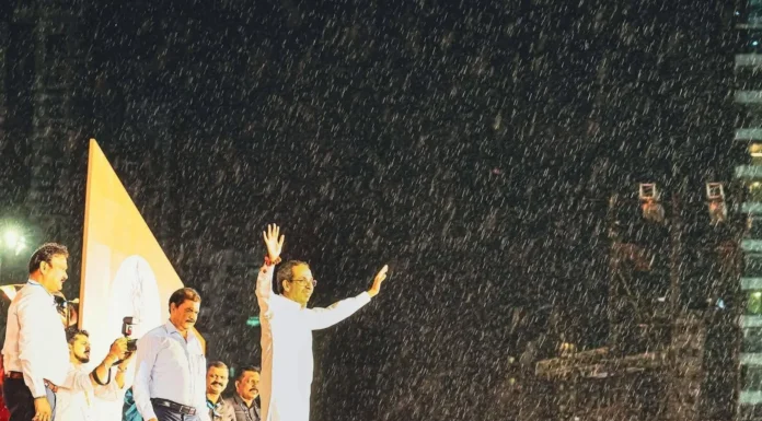 पावसात भिजत उद्धव ठाकरे यांचे धडाकेबाज भाषण: शिवाजी पार्कवर शिवसेना (उबाठा ) चा दसरा मेळावा; युतीची पुष्टी, कर्जमाफीची धमकी आणि ‘पगारी मतदार’ची नवी संकल्पना