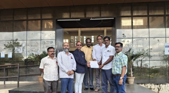 शेतकऱ्यांच्या हितासाठी प्रमुख मागण्यांसाठी आखिल भारतीय किसान सभेचे तासगाव तहसीलदारांना निवेदन