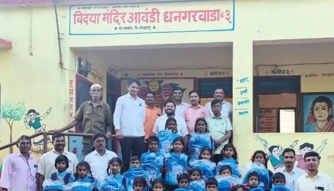 आजरा तालुक्यात धनगरवाड्यांवर खासदार डॉ. श्रीकांत शिंदे फाउंडेशनतर्फे शालेय किटचे वितरण