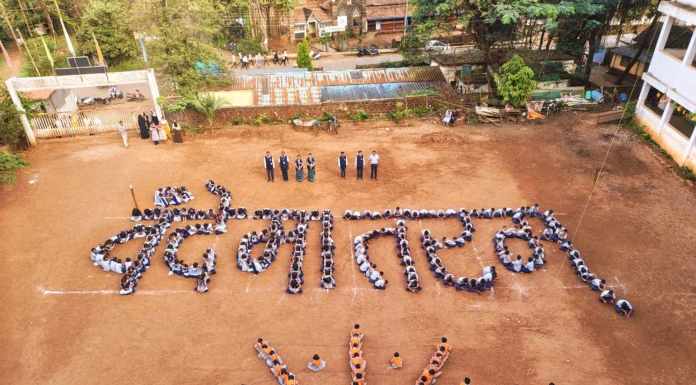 व्यंकटराव येथे मैदानावर विद्यार्थ्यांना बसवून साकारले भव्य “वंदे मातरम्”