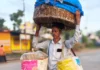 डोक्यावर ओझं अन् मनात जगण्याची जिद्द’: एका कष्टकऱ्याची संघर्षगाथा