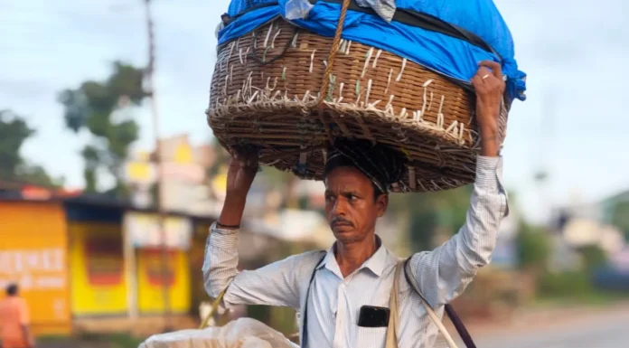 डोक्यावर ओझं अन् मनात जगण्याची जिद्द’: एका कष्टकऱ्याची संघर्षगाथा