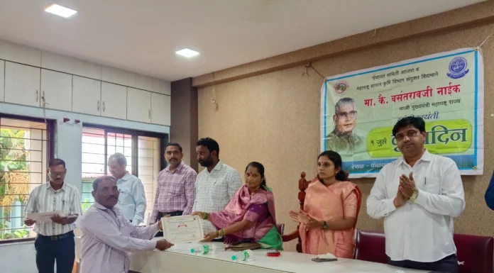 कृषी दिनानिमित्त आजरा पंचायत समितीत शेतकऱ्यांचा गौरव; आधुनिक शेतीचा अंगीकार करण्याचे आवाहन